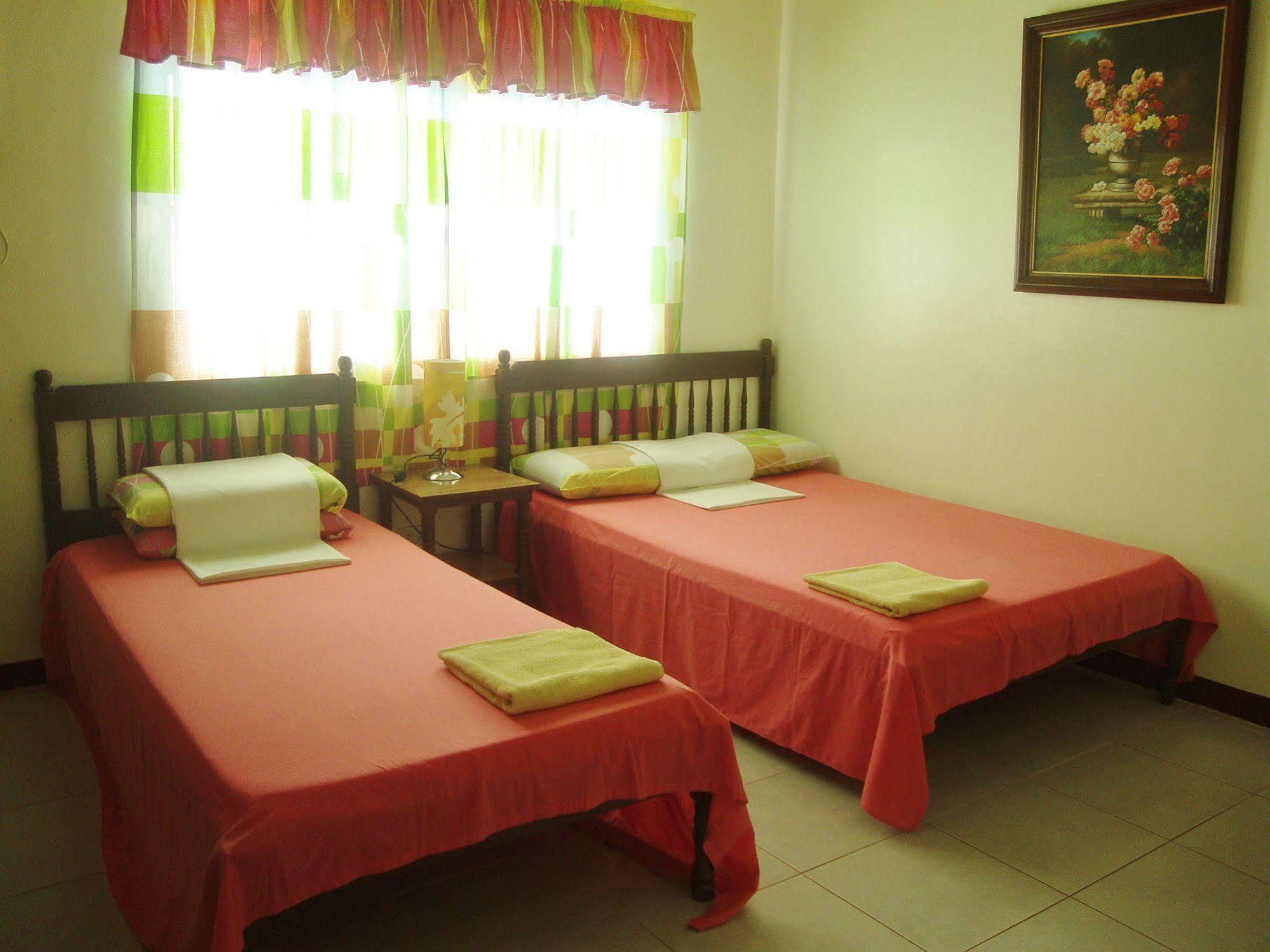 Lola Itang Pension House Tiniguiban Exterior foto
